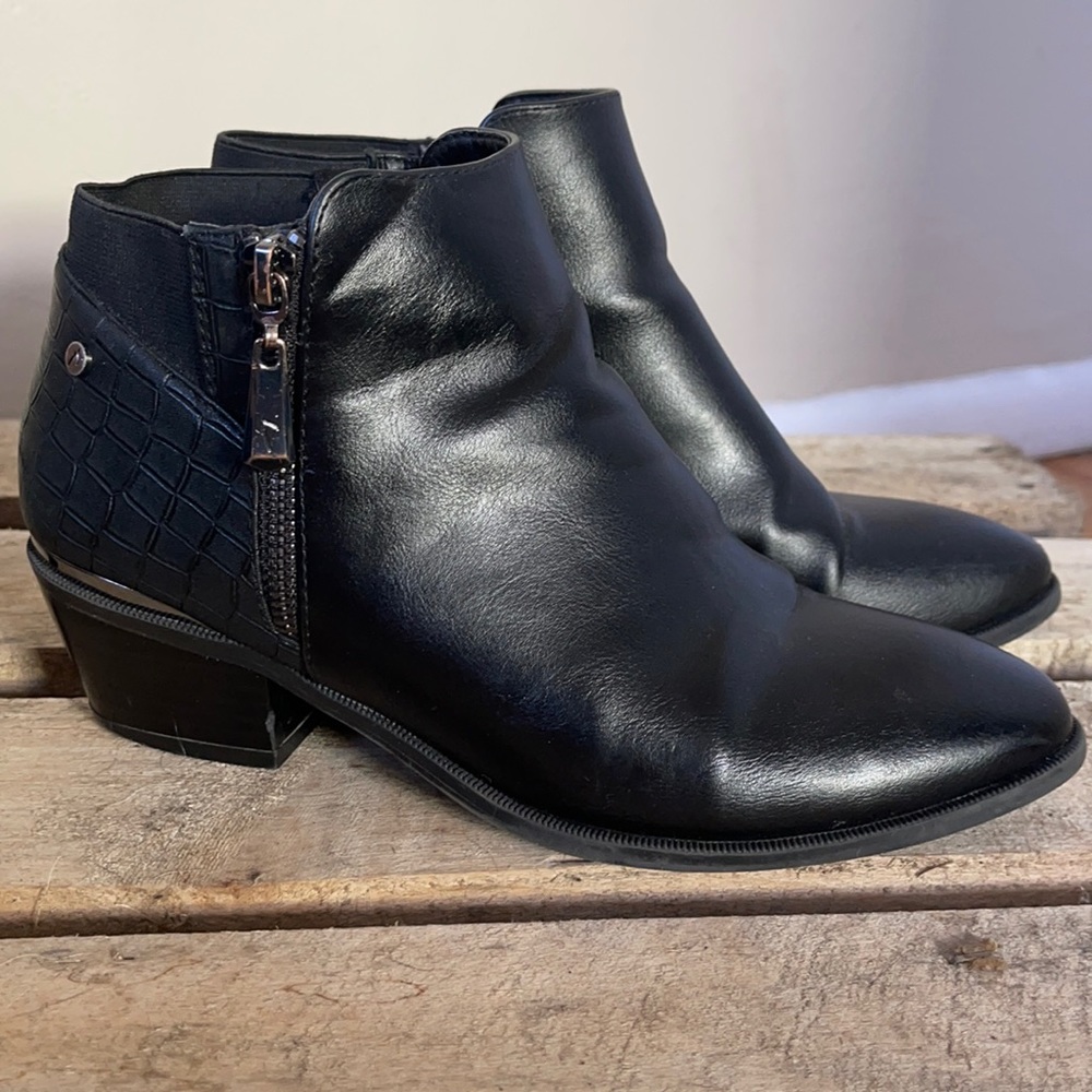 Simply Vera Vera Wang Black Ankle Boots 7W